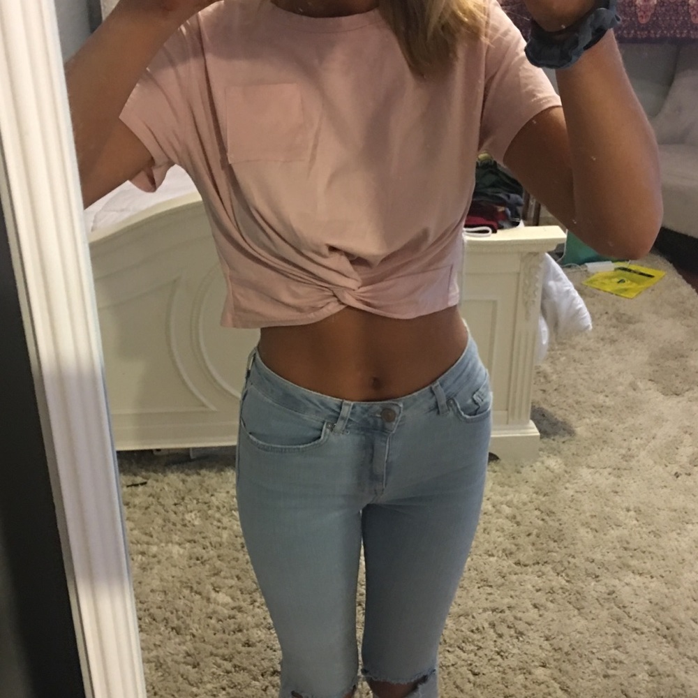 Pink t-shirt with a tye